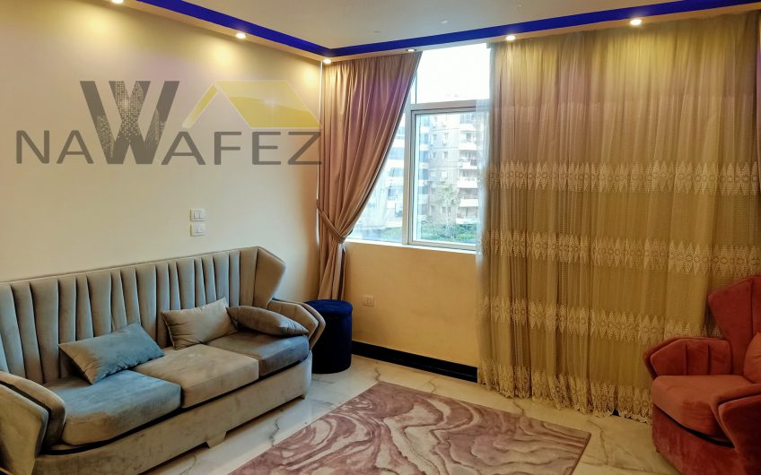 شقة للبيع 220 متر فرصة رائعة للاستثمار أو السكن امام النادى الاهلى عمارة فندقية شارع رئيسى حصة جراج