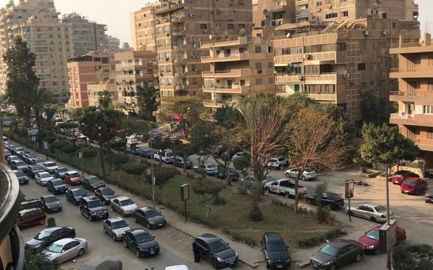 شقة للبيع 230 متر مسجلة  رائعة التشطيب  شارع عبد الرازق السنهورى الرئيسي مدينة نصر