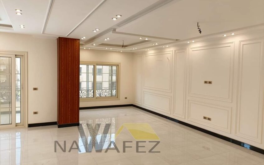 شقة للبيع 230 متر  متشطبة بذوق راقى وفى شارع رئيسى اتجاهين على خطوات من مكرم مع حصة جراج