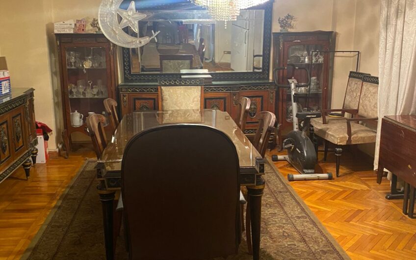 شقة للبيع 330 متر عقد مسجل مكان جراج موقع مميز تانى عمارة من مصطفى النحاس خطوات من مكرم