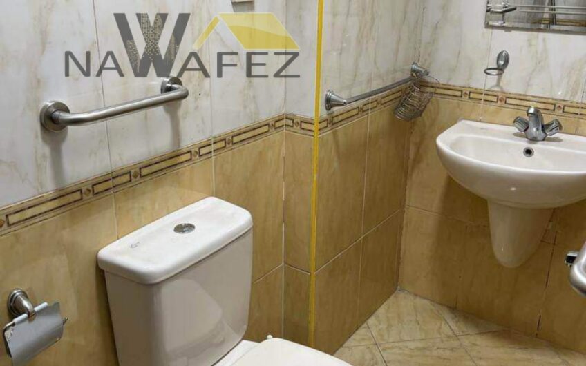 شقة للبيع بالفرش 220 متر موقع رائع ناصية مميزة متفرع من الطيران عقد مسجل خطوات من جنينة مول