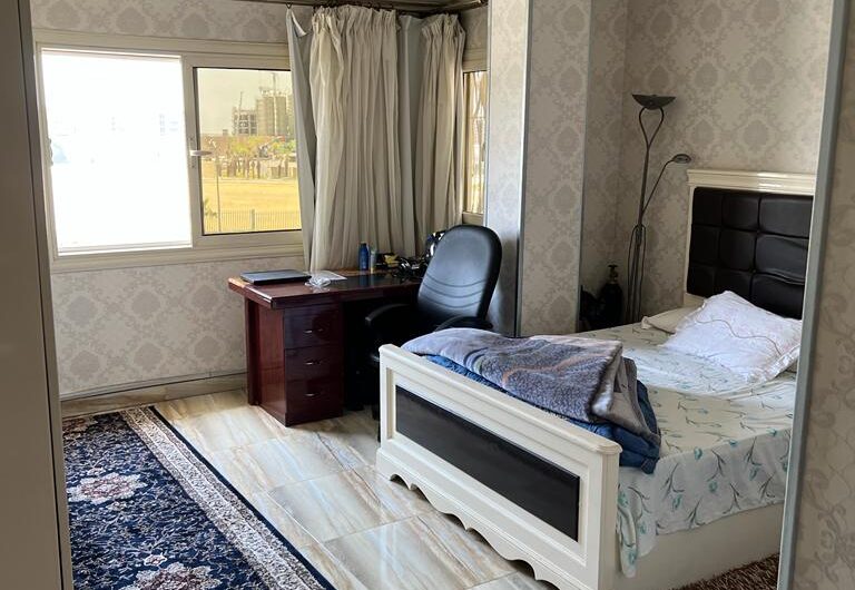شقة للبيع التجمع الخامس بشمال الشويفات تشطيب جديد مدخل خاص فيو مفتوح