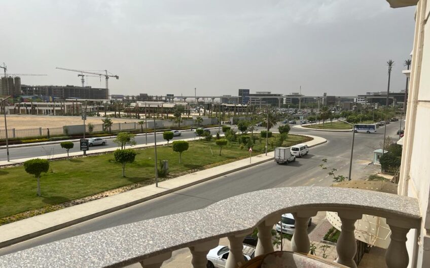 شقة للبيع التجمع الخامس بشمال الشويفات تشطيب جديد مدخل خاص فيو مفتوح